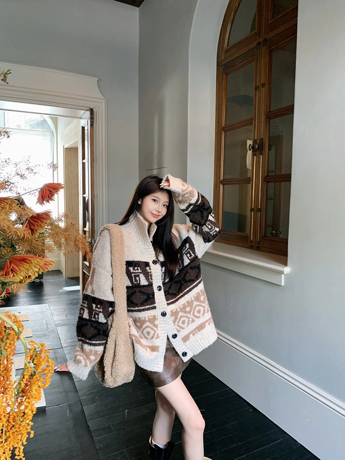 Белый утепленный свободный женский вязаный кардиган с воротником-стойкой, верхняя одежда Fupao Yang, новая коллекция осень-зима 2025
Белый утепленный свободный женский вязаный кардиган с воротником-стойкой, верхняя одежда Fupao Yang, новая коллекция осень-зима 2025