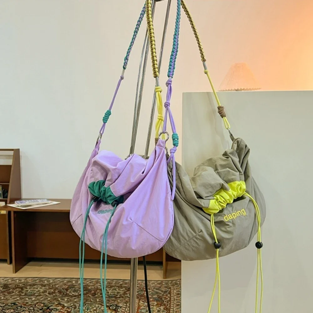 Contrast Color Letter Crossbody Bag Large Capacity Nylon Drawstring Bag Girl Women Handbags 2025 Casual Lightweight Shoulder Bag
Contrast Color Letter Crossbody Bag Large Capacity Nylon Drawstring Bag Girl Women Handbags 2025 Casual Lightweight Shoulder Bag