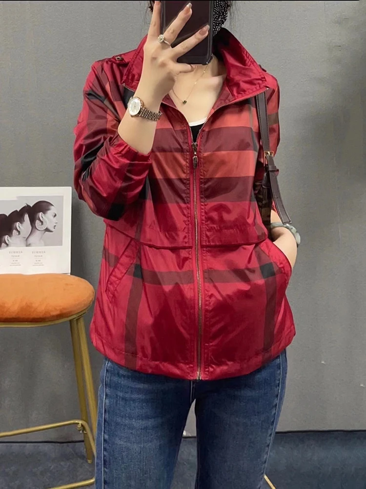 Fashionable Autumn Women's Casual Shawl Collar Light Checkered Mid-Length Coat British Style Retro Polyester Fiber Long Sleeve
Fashionable Autumn Women's Casual Shawl Collar Light Checkered Mid-Length Coat British Style Retro Polyester Fiber Long Sleeve