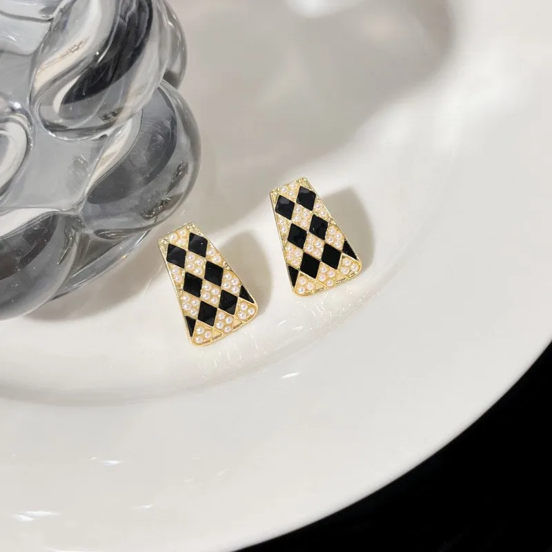 New Design Sense Geometric Checkerboard Shape Pearl Earrings Korean Fashion Jewelry For Women's Party Delicate Accessories
New Design Sense Geometric Checkerboard Shape Pearl Earrings Korean Fashion Jewelry For Women's Party Delicate Accessories