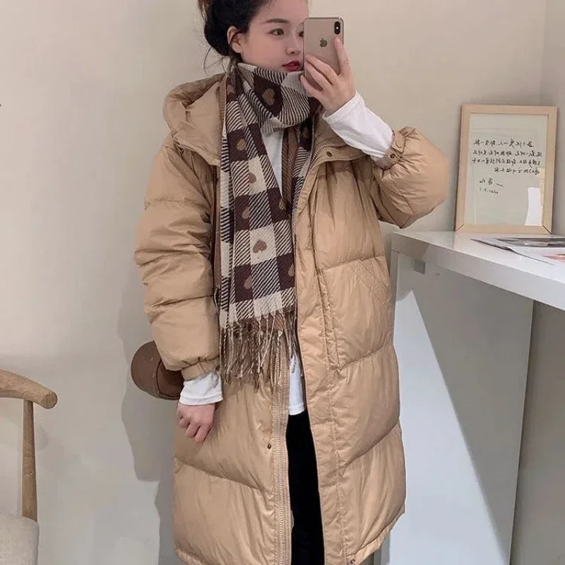 Женская белая куртка с капюшоном на утином пуху, свободное повседневное пальто, теплые зимние пальто, женская мода, средней длины, новый стиль
Женская белая куртка с капюшоном на утином пуху, свободное повседневное пальто, теплые зимние пальто, женская мода, средней длины, новый стиль