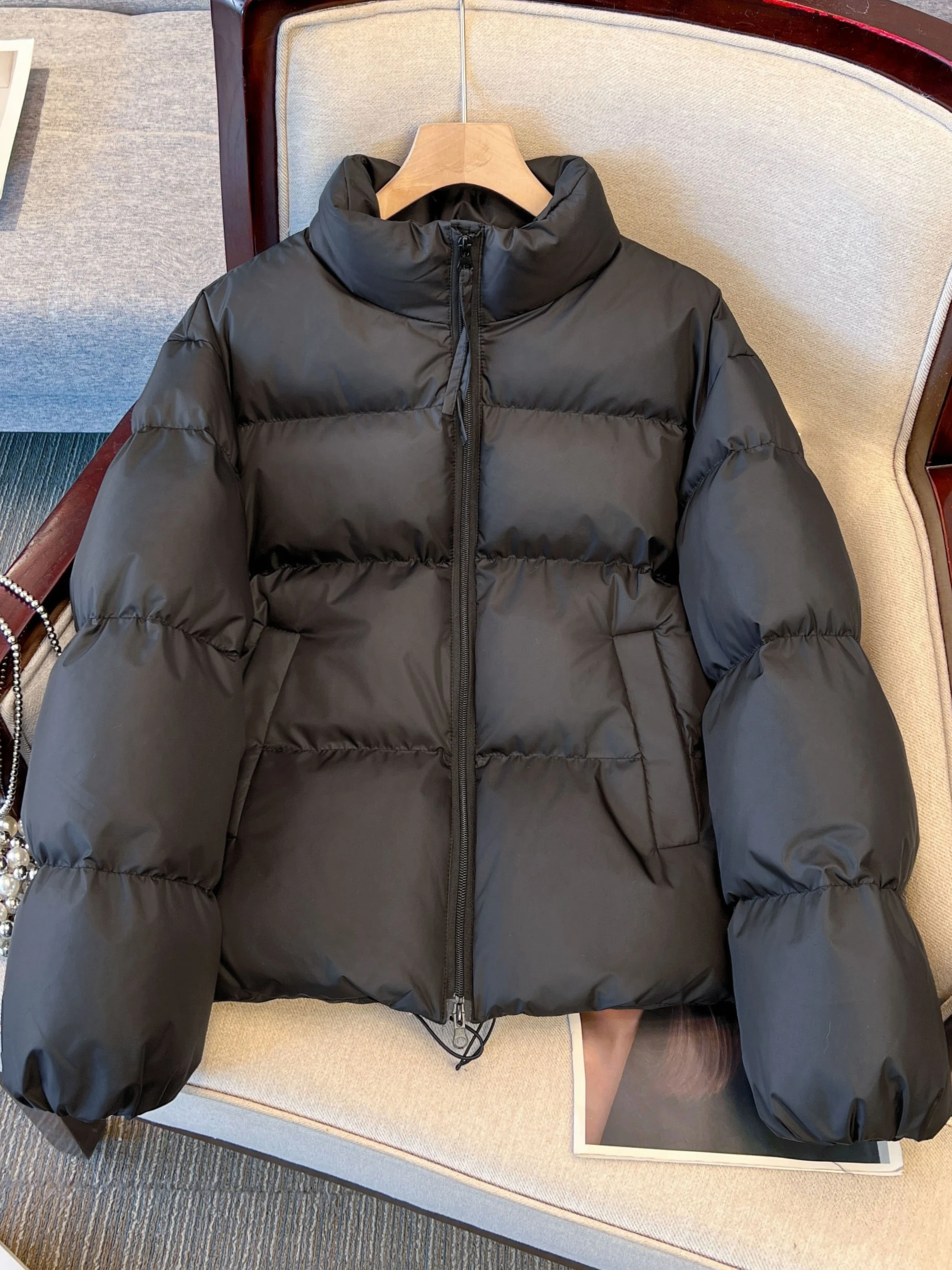 Высококачественное хлопковое джинсовое женское повседневное зимнее пальто длиной до плеч с застежкой-молнией и застежкой-молнией
Высококачественное хлопковое джинсовое женское повседневное зимнее пальто длиной до плеч с застежкой-молнией и застежкой-молнией