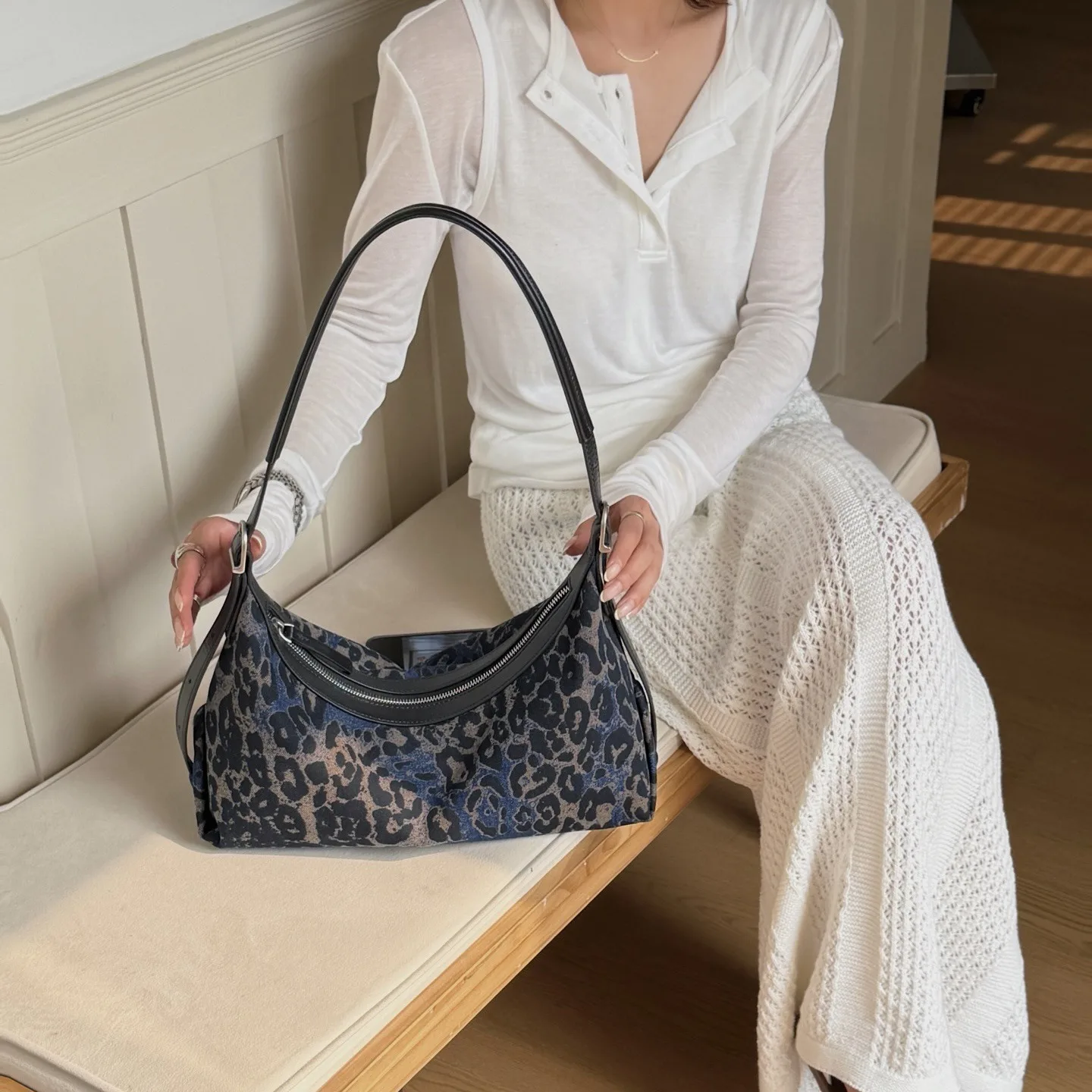 Luxury Leopard Pattern Hobo Underarm Bag, Soft Large Capacity Shoulder Tote for Women, Commuter Travel Crossbody Purse 2026
Luxury Leopard Pattern Hobo Underarm Bag, Soft Large Capacity Shoulder Tote for Women, Commuter Travel Crossbody Purse 2026