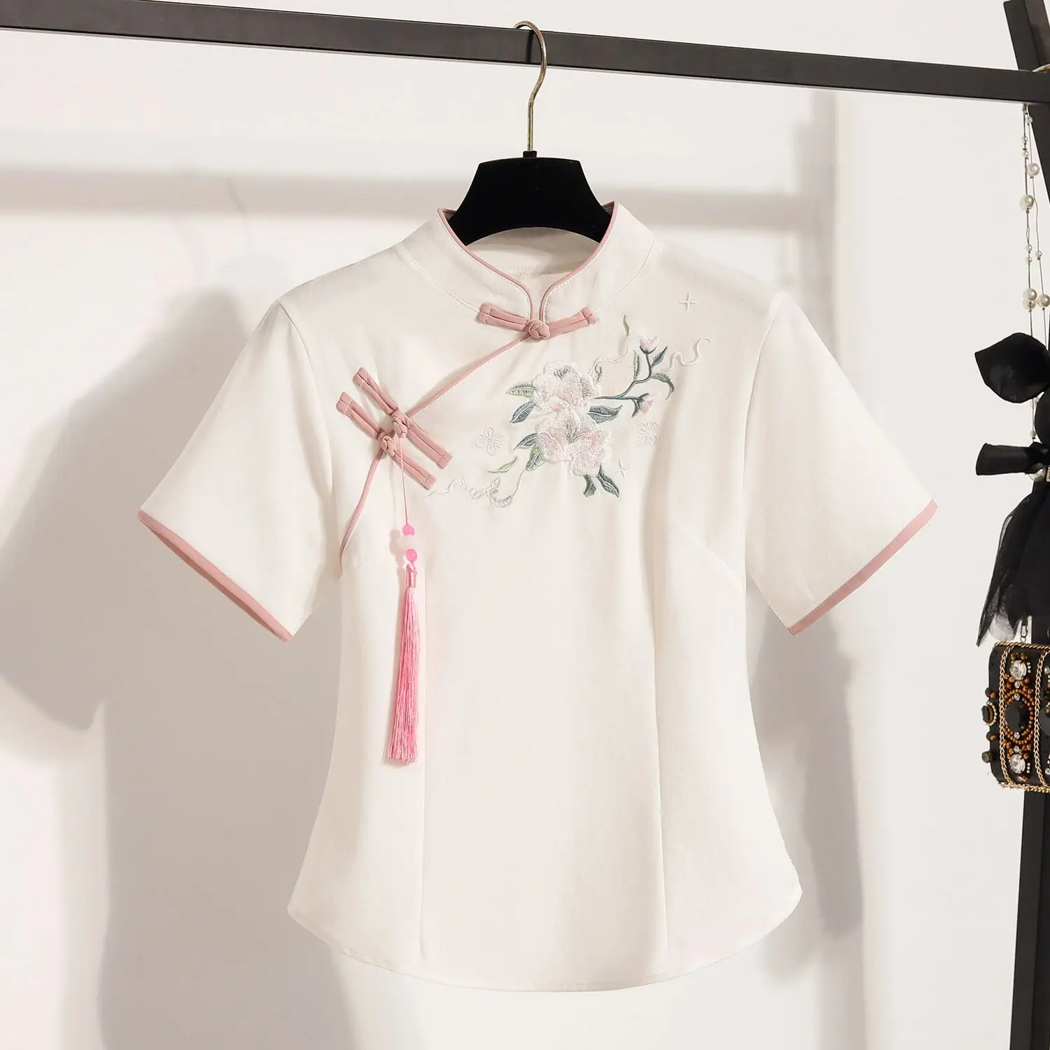 Women's Chinese Retro Ethnic Style Short-Sleeved Shirt Stand-Up Collar Buckle Embroidered Chinese style top summer
Women's Chinese Retro Ethnic Style Short-Sleeved Shirt Stand-Up Collar Buckle Embroidered Chinese style top summer