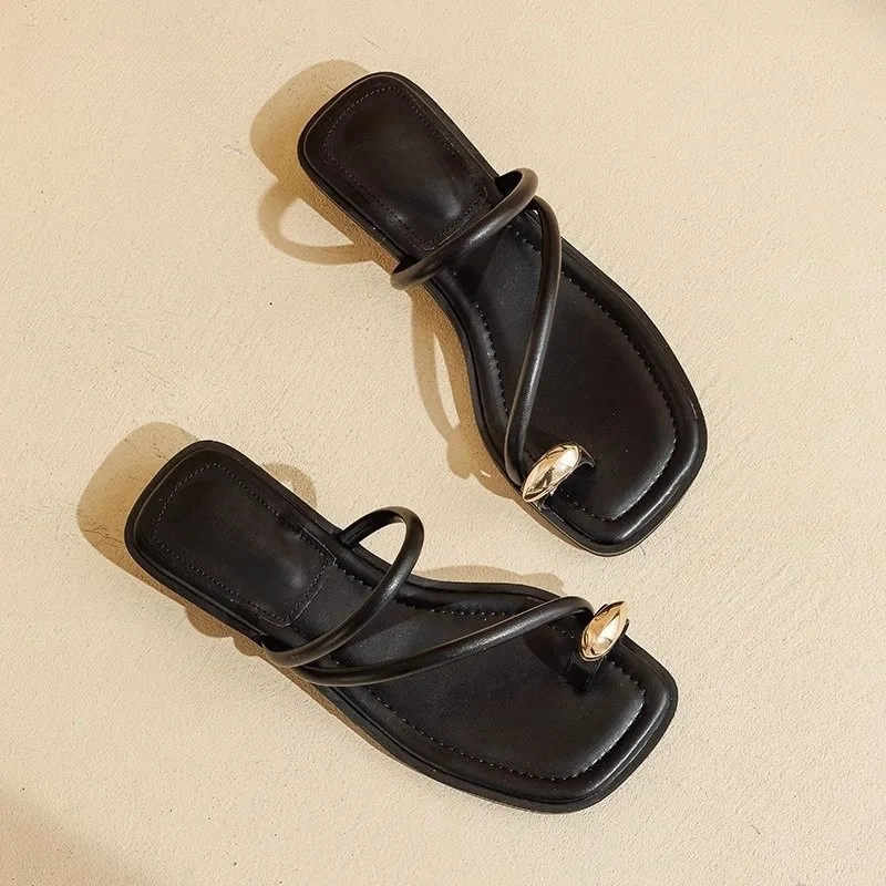 Women's New Toe Clamped Slippers for Women's Summer Outdoor Wear Metal Buckle Flat Bottomed Beach Sandals De Mujer Footwear
Women's New Toe Clamped Slippers for Women's Summer Outdoor Wear Metal Buckle Flat Bottomed Beach Sandals De Mujer Footwear
