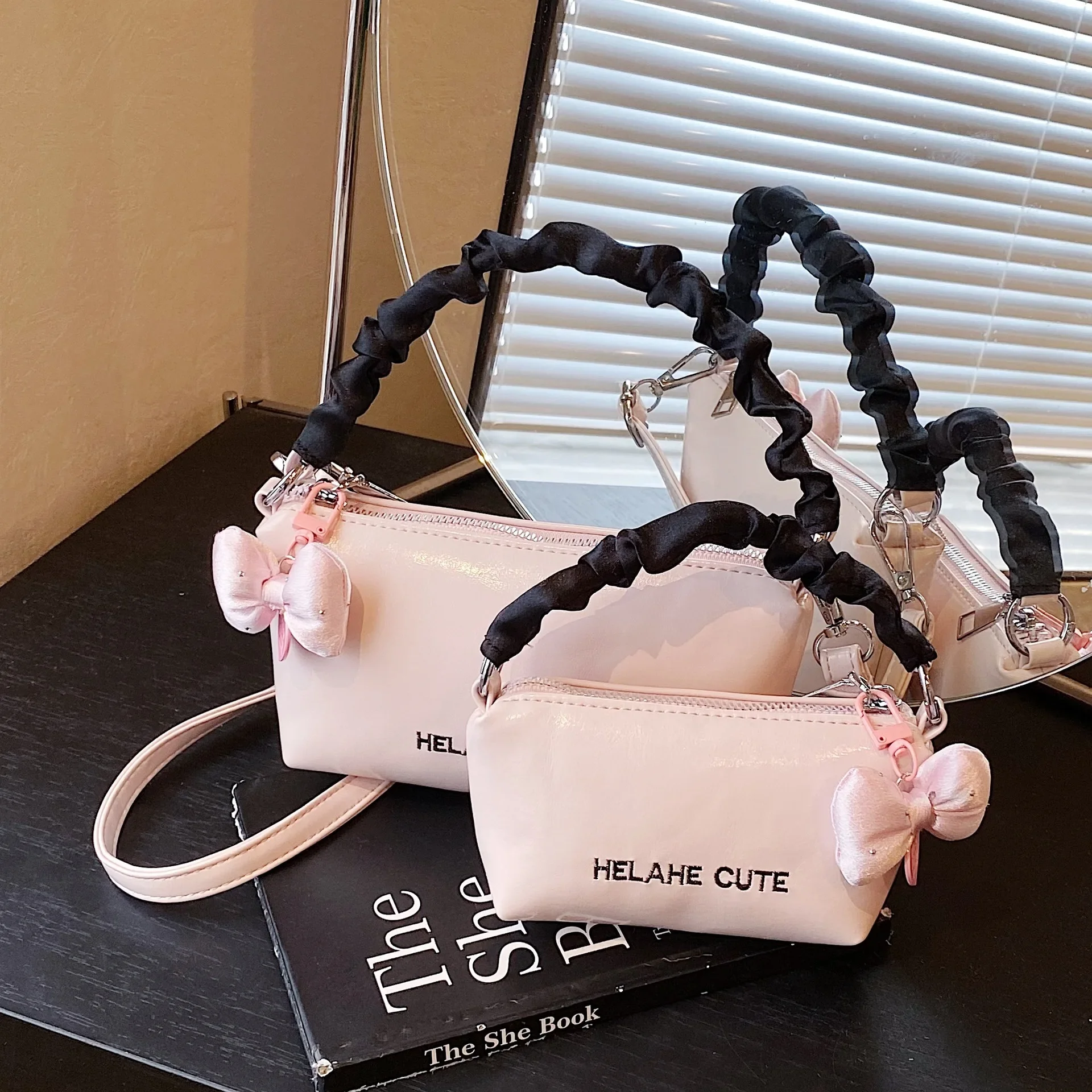 Solid Color Mini Crossbody Bags for Women 2025 Fashion PU Leather Handle Square Bag Lady Cute Lipstick Purse
Solid Color Mini Crossbody Bags for Women 2025 Fashion PU Leather Handle Square Bag Lady Cute Lipstick Purse