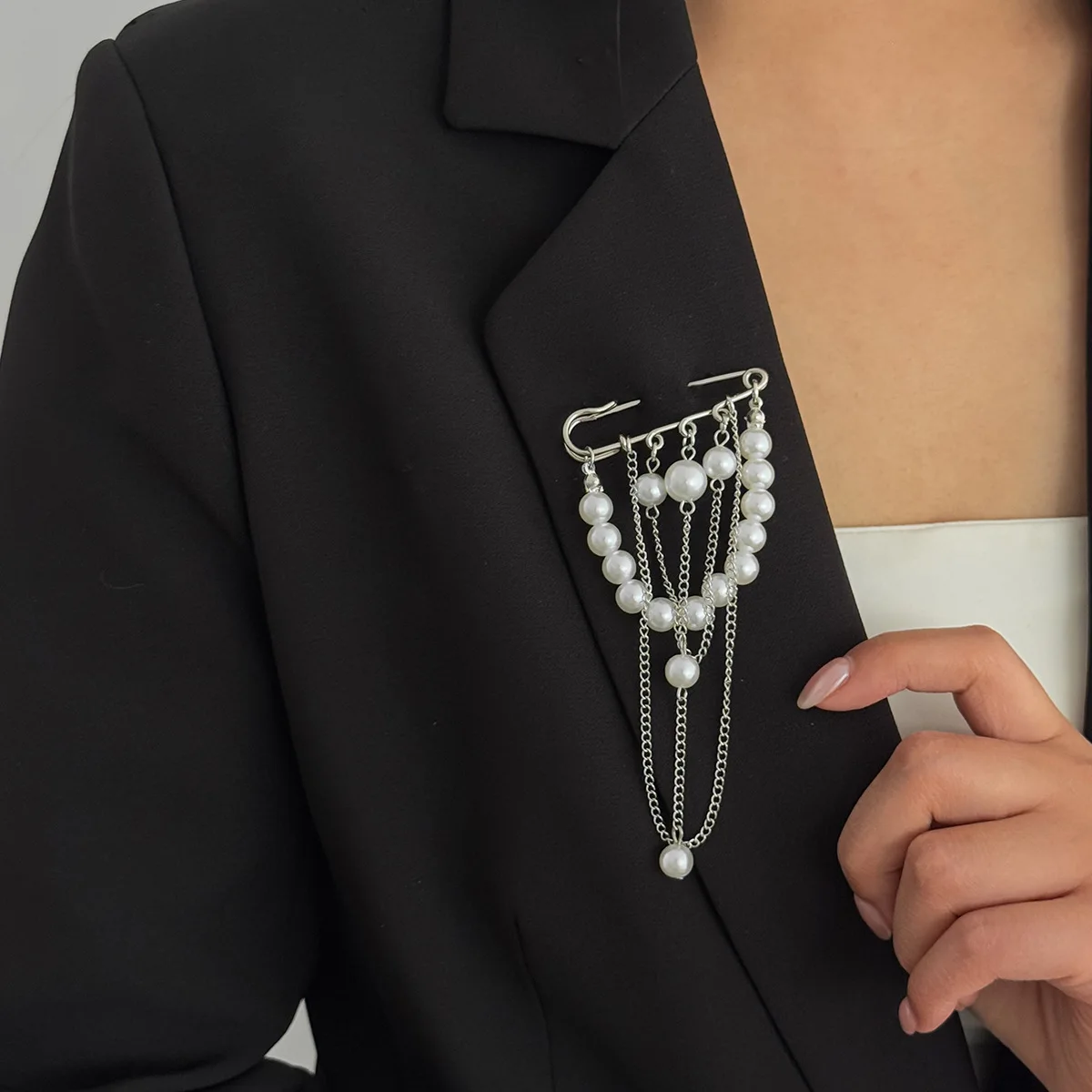 Hip Hop Pin Pearl Tassel Chain Brooch Baroque Style Waist Shaping Multi Functional Brooch Pin for Men Women Fashion Jewelry
Hip Hop Pin Pearl Tassel Chain Brooch Baroque Style Waist Shaping Multi Functional Brooch Pin for Men Women Fashion Jewelry