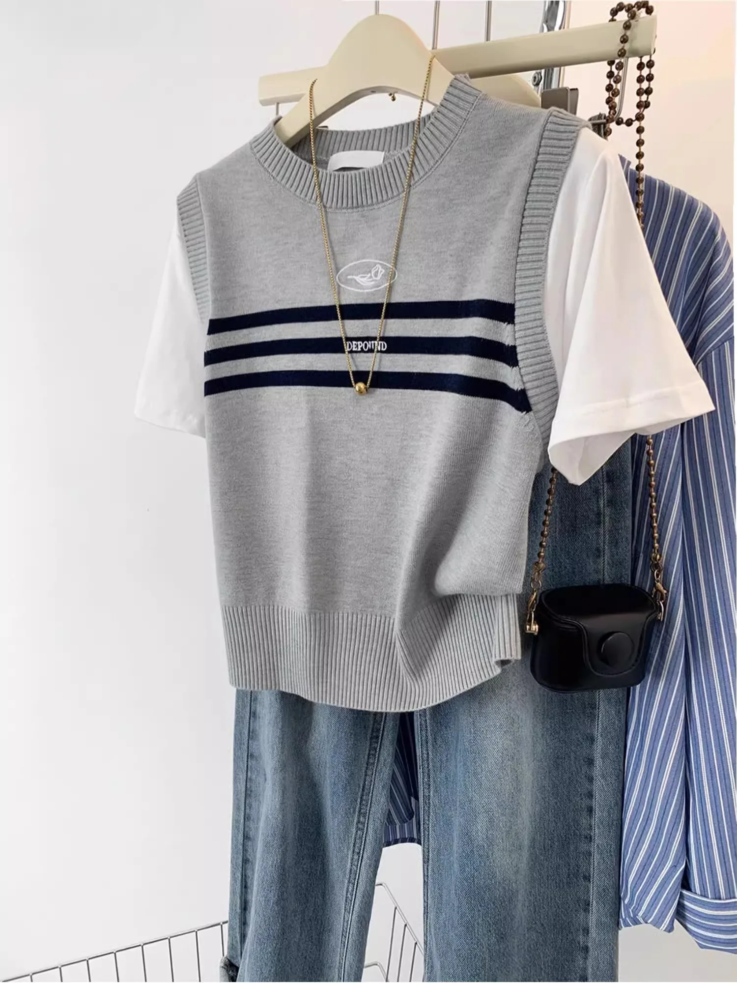 Loose Fit Short Sleeve Knitted T-Shirt Women's Summer College Style Thin Large Size Color Block Fake Two-Piece Top
Loose Fit Short Sleeve Knitted T-Shirt Women's Summer College Style Thin Large Size Color Block Fake Two-Piece Top