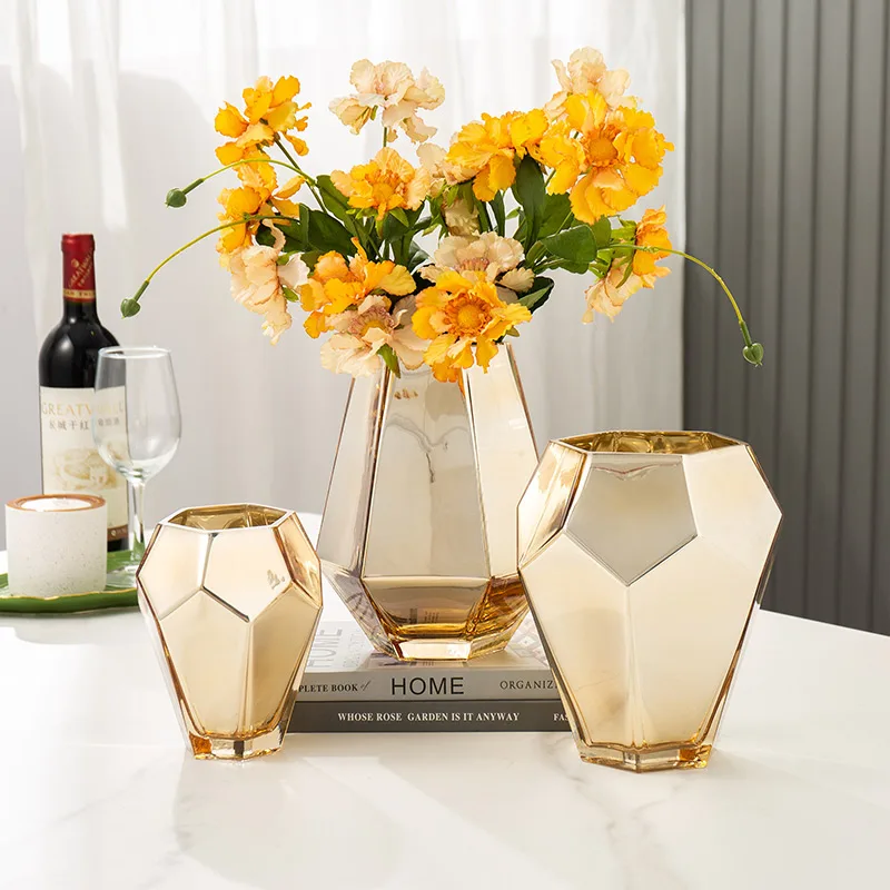 Creative Nordic living room, TV cabinet, table decorations, light luxury, high-grade European gold glass vase, soft decoration
Creative Nordic living room, TV cabinet, table decorations, light luxury, high-grade European gold glass vase, soft decoration