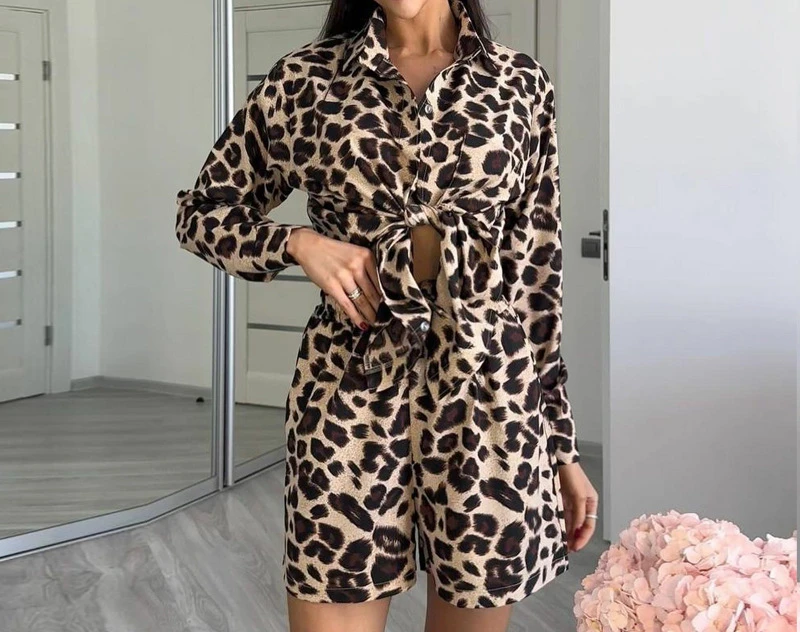Short Two Piece Set Woman 2025 Summer New Casual Street Wear Leopard Print Long Sleeved Cardigan Shirt and Half Pants Femme
Short Two Piece Set Woman 2025 Summer New Casual Street Wear Leopard Print Long Sleeved Cardigan Shirt and Half Pants Femme