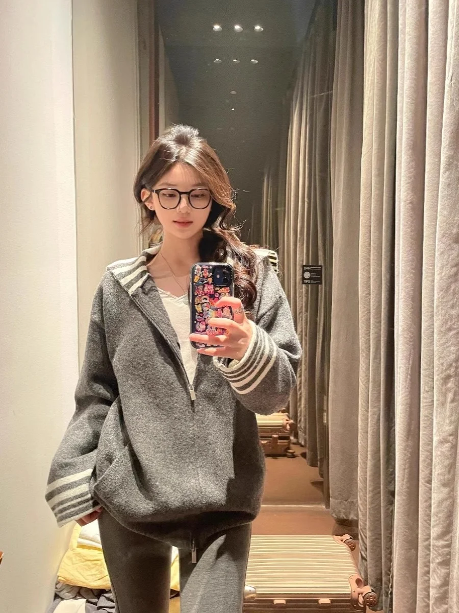 Женский вязаный кардиган с воротником-стойкой в стиле Navy Collar, осенний, модный, в стиле Lazy College, с цветовыми блоками и полосатым дизайном
Женский вязаный кардиган с воротником-стойкой в стиле Navy Collar, осенний, модный, в стиле Lazy College, с цветовыми блоками и полосатым дизайном