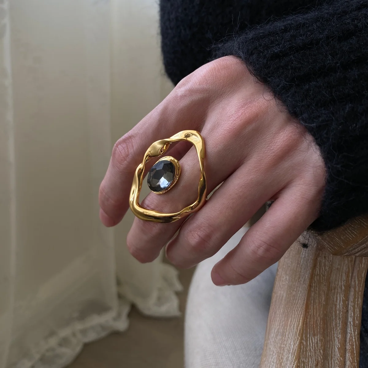 Модное женское украшение: Открытое кольцо с преувеличенными линиями, имитирующее бриллиантовую текстуру, с эффектом металла, для создания элегантной атмосферы
Модное женское украшение: Открытое кольцо с преувеличенными линиями, имитирующее бриллиантовую текстуру, с эффектом металла, для создания элегантной атмосферы