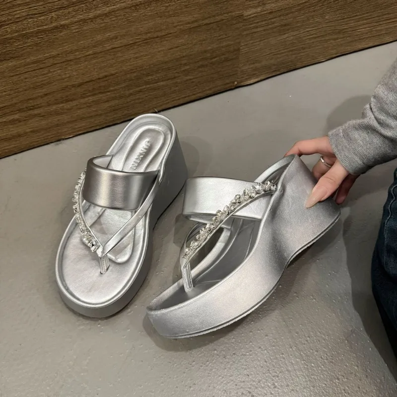 The2025 Summer New Fashionable and Elegant Water Diamond Wedge Heel Slippers for Women with Thick-soled Outerwear and Flip-flops
The2025 Summer New Fashionable and Elegant Water Diamond Wedge Heel Slippers for Women with Thick-soled Outerwear and Flip-flops