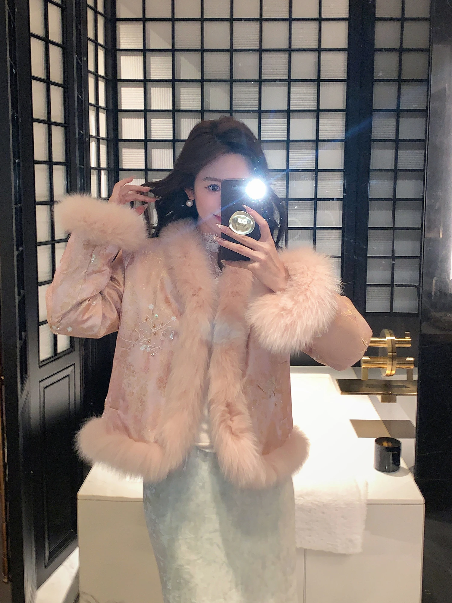 Модная короткая розовая женская пуховая куртка 2025 года, новая модель с китайской вышивкой, универсальная верхняя одежда для женщин, теплая, с растительным узором.
Модная короткая розовая женская пуховая куртка 2025 года, новая модель с китайской вышивкой, универсальная верхняя одежда для женщин, теплая, с растительным узором.