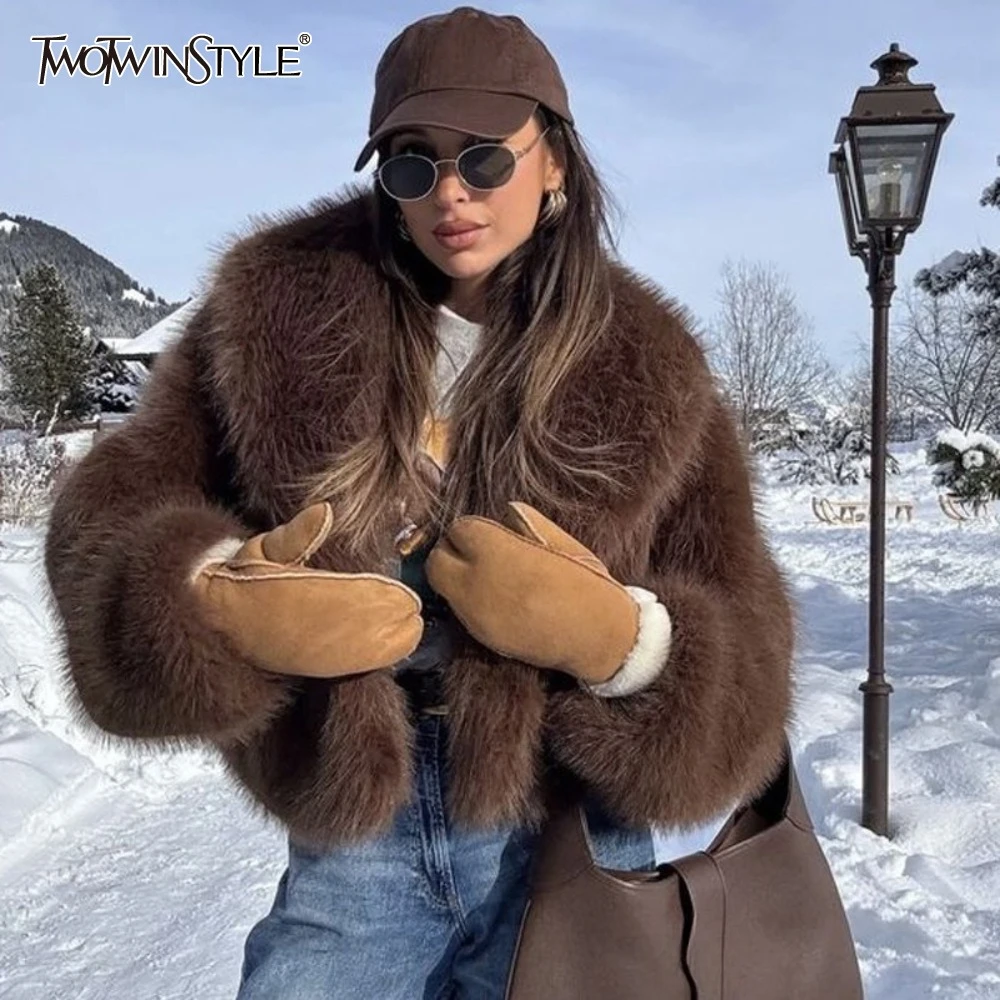 TWOTWINSTYLE Luxurious Dinner Coat for Women Lapel Long Sleeve Patchwork Faux Fur Chic Short Coats Female Autumn Fashion Style
TWOTWINSTYLE Luxurious Dinner Coat for Women Lapel Long Sleeve Patchwork Faux Fur Chic Short Coats Female Autumn Fashion Style