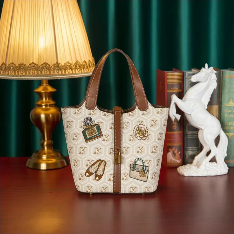 Light luxury brand women's handbag 2025 new spring/summer high-end designer vegetable basket bucket bag versatile crossbody bag
Light luxury brand women's handbag 2025 new spring/summer high-end designer vegetable basket bucket bag versatile crossbody bag