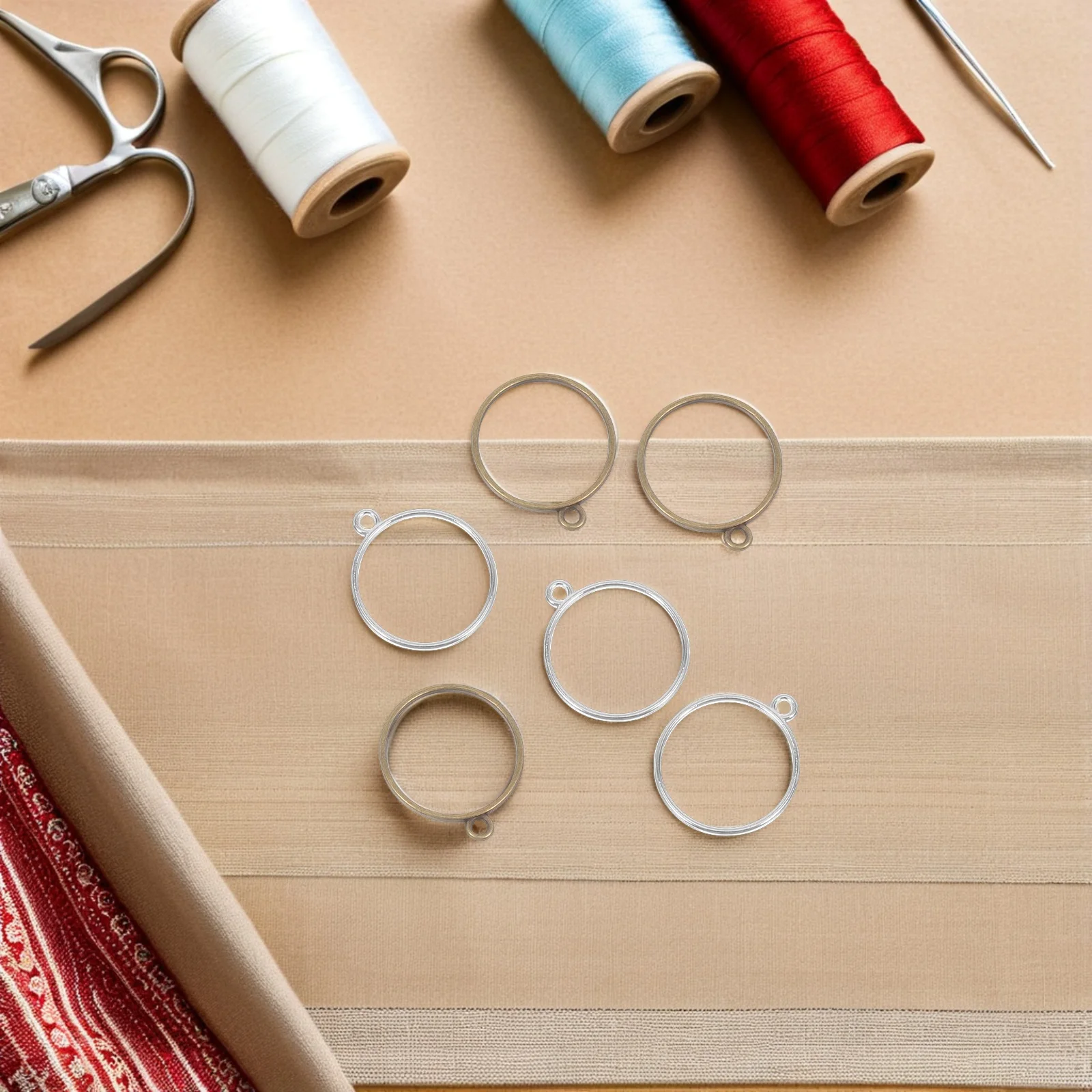 60 шт. круглых пустых подвесок-рамок из сплава для изготовления ювелирных изделий из смолы, для ожерелий и серег
60 шт. круглых пустых подвесок-рамок из сплава для изготовления ювелирных изделий из смолы, для ожерелий и серег