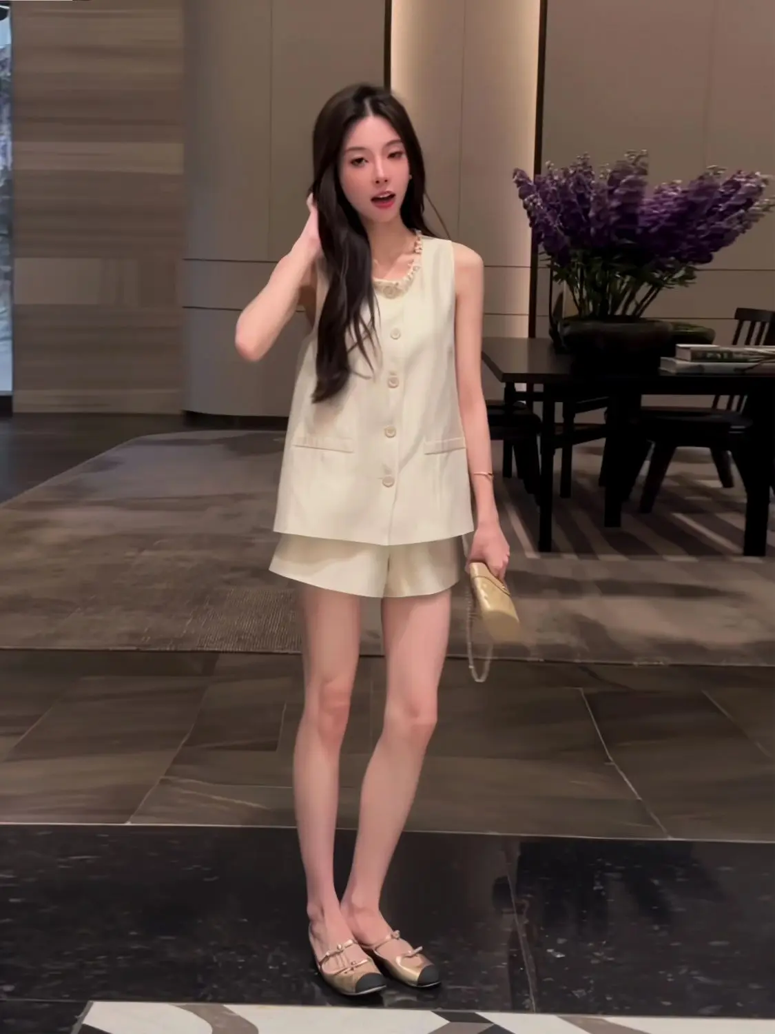 Women Small Fragrance Style High-end Beaded Sleeveless Button Vests + High Waist Slim Wide-leg Shorts Temperament Two-piece Set
Women Small Fragrance Style High-end Beaded Sleeveless Button Vests + High Waist Slim Wide-leg Shorts Temperament Two-piece Set