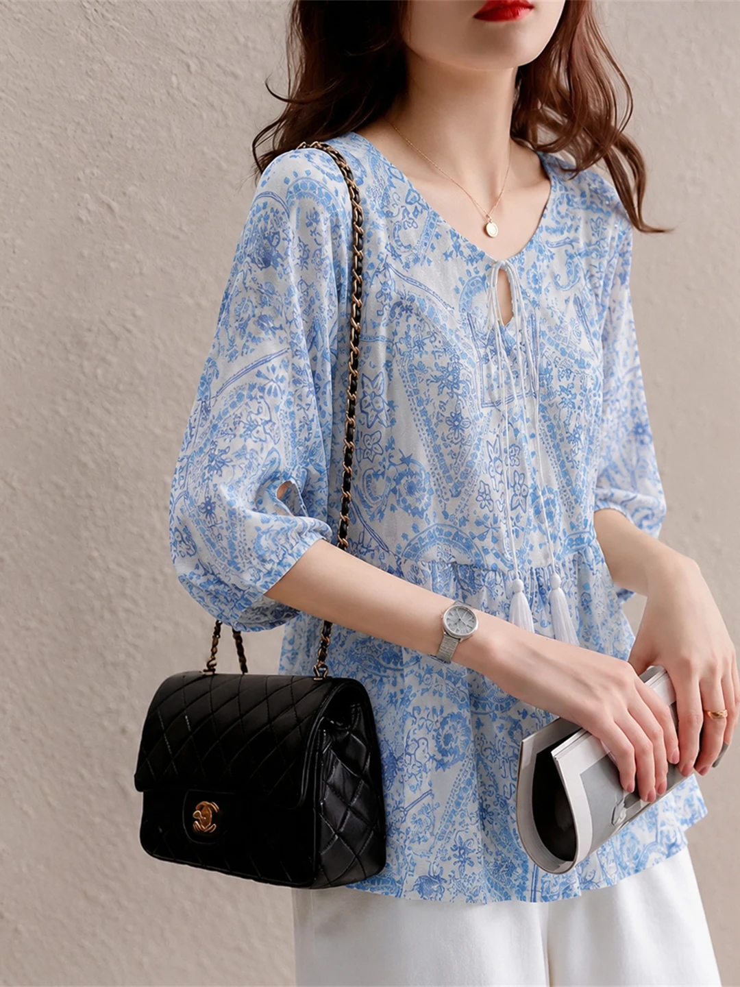 Laid-back Style V-neck Printed Loose Fashionable Shirt Korean Version Straight Cut Silken Top Women's Premium Clothing
Laid-back Style V-neck Printed Loose Fashionable Shirt Korean Version Straight Cut Silken Top Women's Premium Clothing