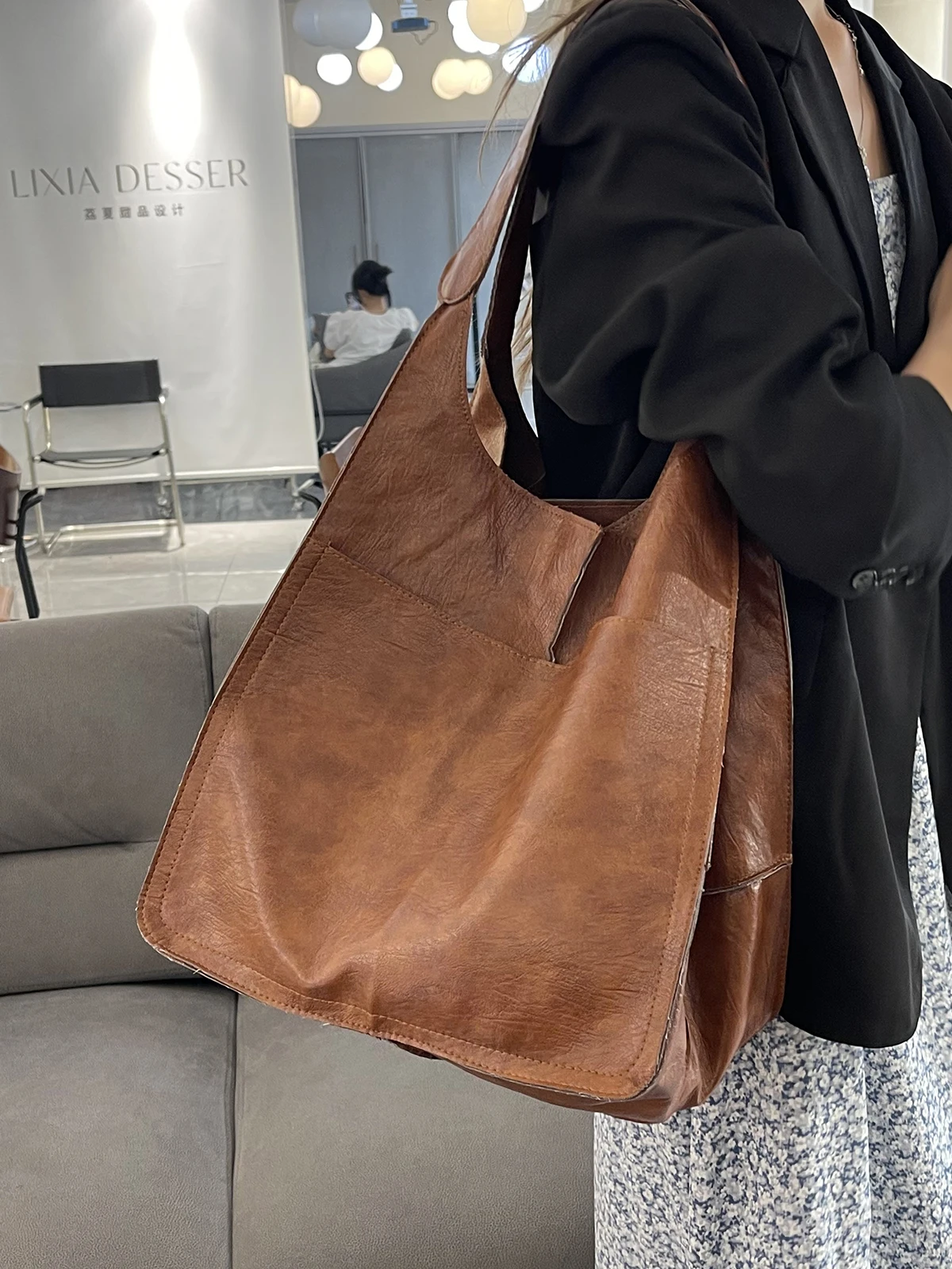 Leisure retro large-capacity bag female 2024 new fashion shoulder bag tote bag for students in class
Leisure retro large-capacity bag female 2024 new fashion shoulder bag tote bag for students in class