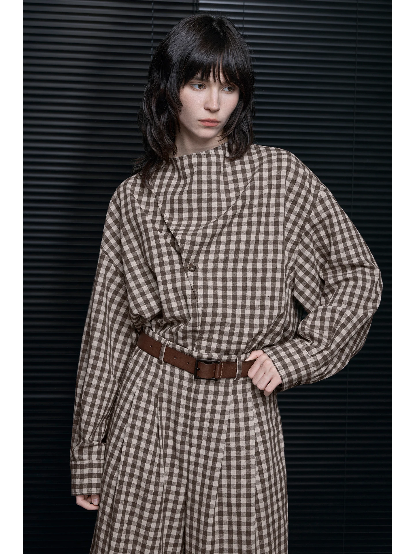 Весна 2026: Женская клетчатая рубашка-жакет из хлопка и льна, уличный стиль, свободный крой, длинный рукав, прочный материал, уникальный узор на груди, роскошный дизайн.
Весна 2026: Женская клетчатая рубашка-жакет из хлопка и льна, уличный стиль, свободный крой, длинный рукав, прочный материал, уникальный узор на груди, роскошный дизайн.