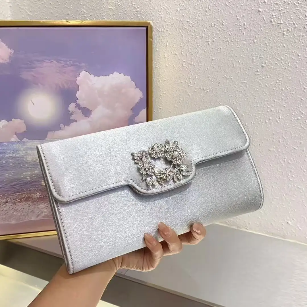 Luxury Designer Fashion Satin Clutch Purse Women Handbag Glitter Diamond Evening Bag Wedding Party Banquet Bag Shoulder Bag
Luxury Designer Fashion Satin Clutch Purse Women Handbag Glitter Diamond Evening Bag Wedding Party Banquet Bag Shoulder Bag