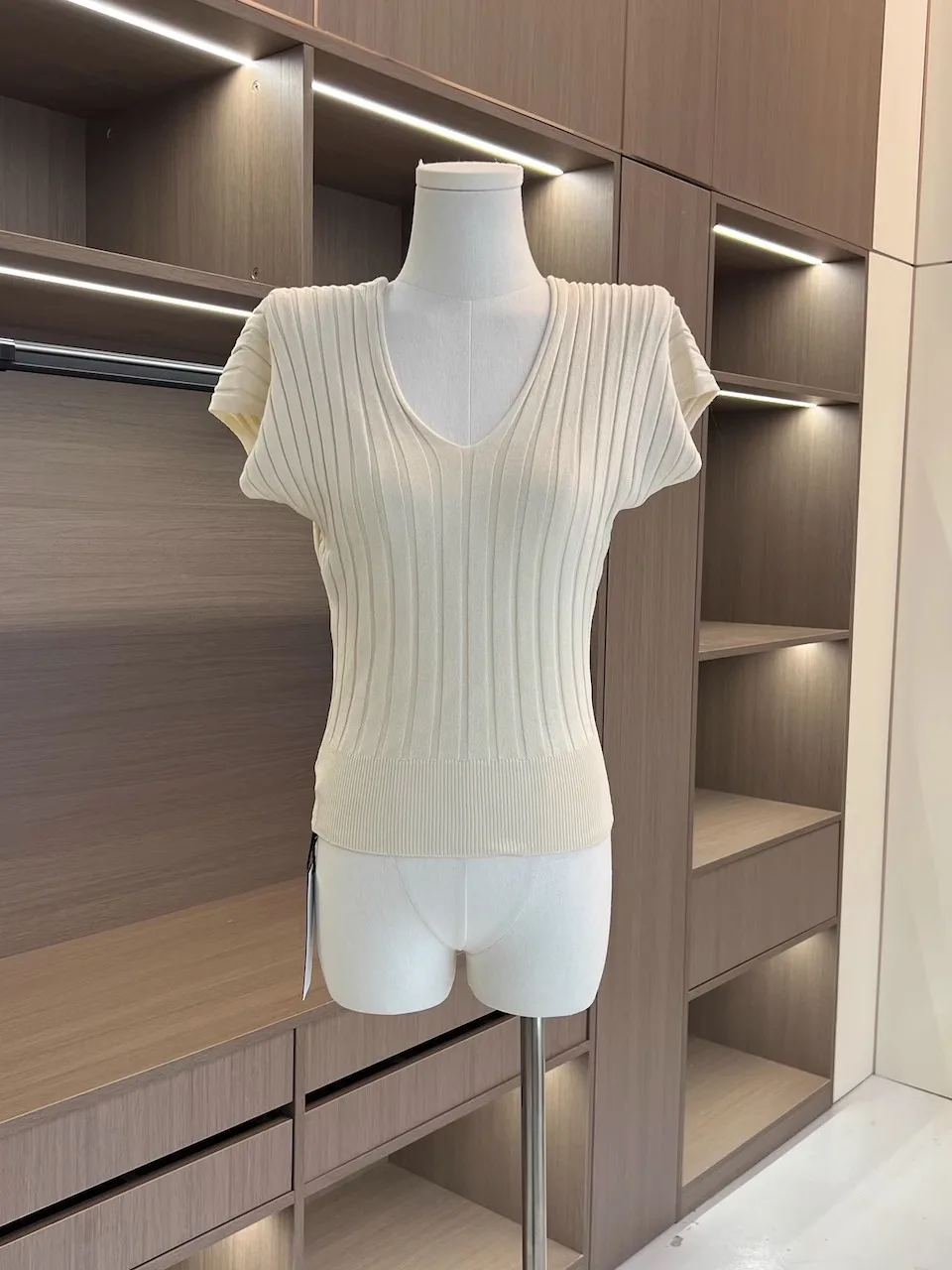 Dol 2025 New Pure Desire Knitted ort Sve T-irt Women's Spring Summer V-Ne Waist-Cinched Flng Sve Top
Dol 2025 New Pure Desire Knitted ort Sve T-irt Women's Spring Summer V-Ne Waist-Cinched Flng Sve Top