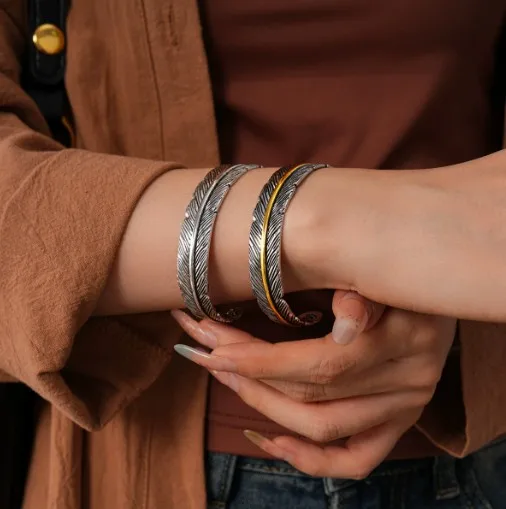 Открытый браслет с металлическим узором в виде листьев и перьев, легкий роскошный, элитный, персонализированный и универсальный наконечник для женщин
Открытый браслет с металлическим узором в виде листьев и перьев, легкий роскошный, элитный, персонализированный и универсальный наконечник для женщин