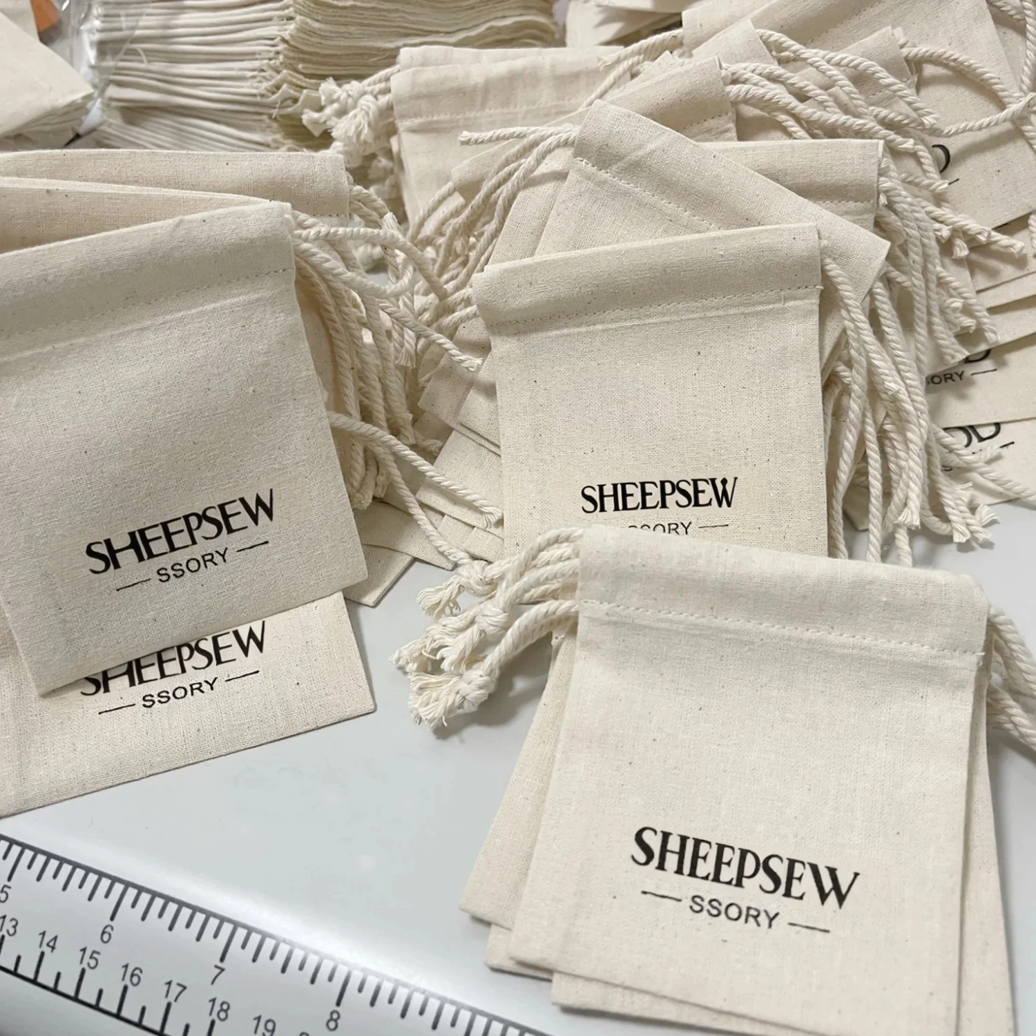 20 шт. сумки на шнурке из хлопка и льна с логотипом: мешочек для ювелирных изделий
20 шт. сумки на шнурке из хлопка и льна с логотипом: мешочек для ювелирных изделий