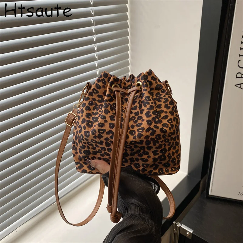 Trendy PU Leather Shoulder Bags Women Large Bag Lady Soft Design Female Luxury Handbag for Ladies High Quality Buckets
Trendy PU Leather Shoulder Bags Women Large Bag Lady Soft Design Female Luxury Handbag for Ladies High Quality Buckets