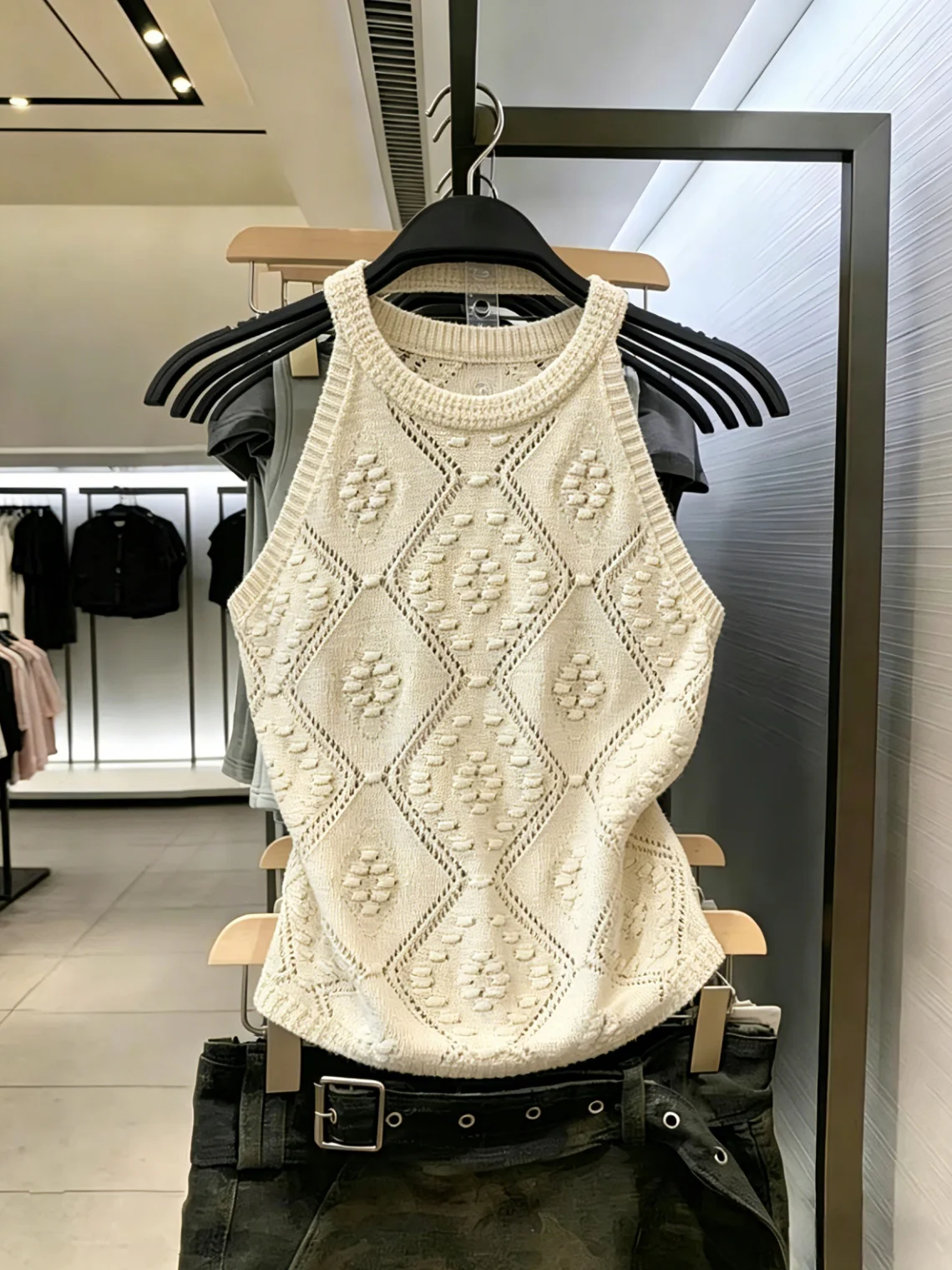 Women's Knitted Hollow Diamond Grid Neck Hanging Vest Summer New Style Slimming Outerwear Shirt round Neck Short Sleeveless
Women's Knitted Hollow Diamond Grid Neck Hanging Vest Summer New Style Slimming Outerwear Shirt round Neck Short Sleeveless