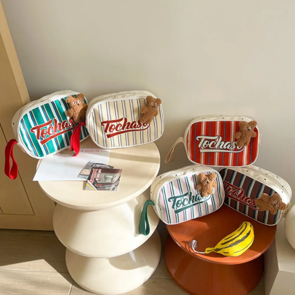 Portable Preppy Style Stripes Handbag Bear Letter Children Clutch Bag Zipper Vintage Kids Coin Purse Outdoor
Portable Preppy Style Stripes Handbag Bear Letter Children Clutch Bag Zipper Vintage Kids Coin Purse Outdoor