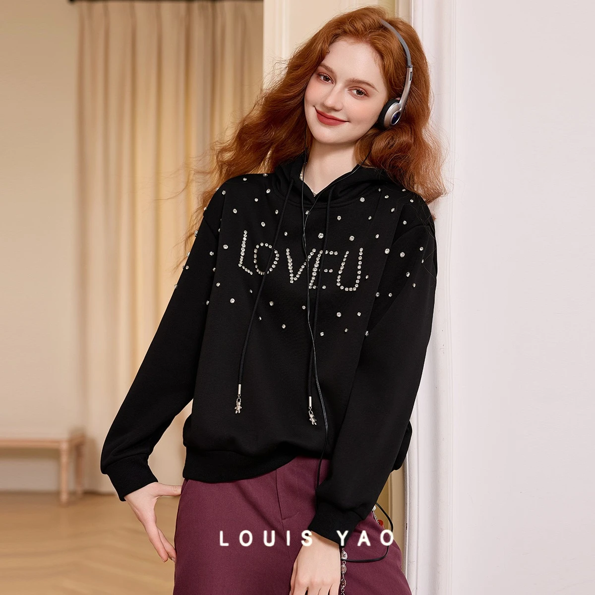 LOUIS YAO Imitation Diamond Decoration Women's Hoodie 2025 Winter Tpos Thick Velvet Loose Long Sleeve Hoodie Chic Street 
LOUIS YAO Imitation Diamond Decoration Women's Hoodie 2025 Winter Tpos Thick Velvet Loose Long Sleeve Hoodie Chic Street