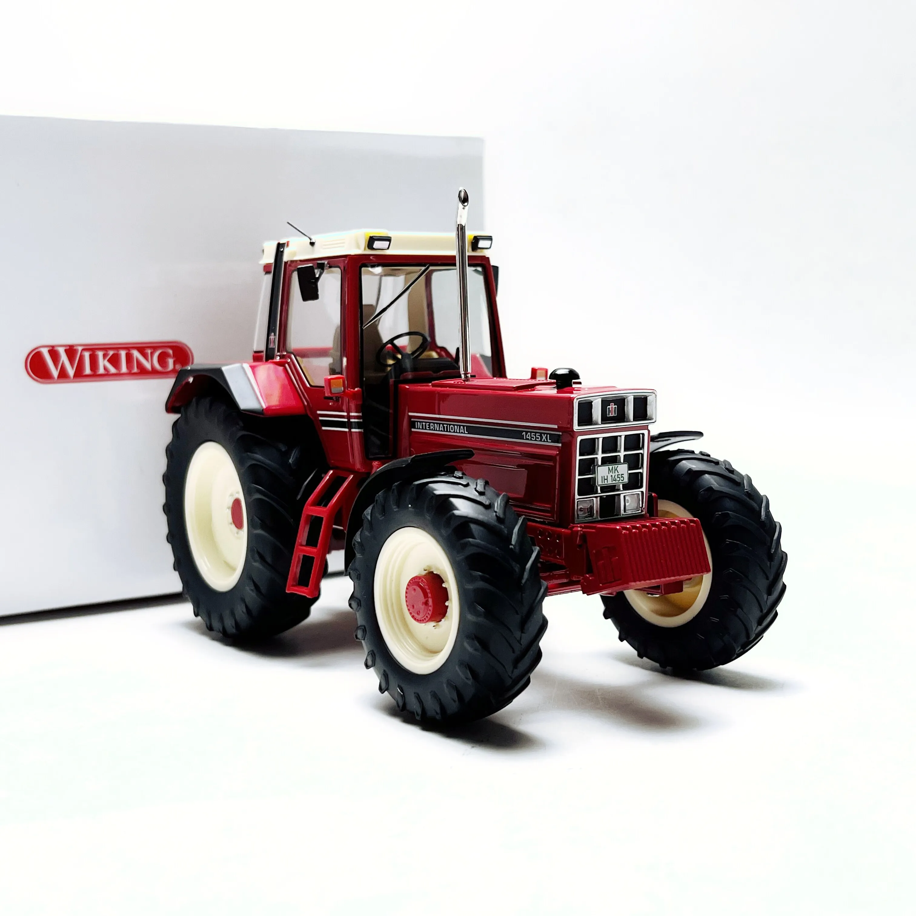 Diecast Wiking 1/32 Scale Case IHC 1455 XL Tractor Alloy Car Model
Diecast Wiking 1/32 Scale Case IHC 1455 XL Tractor Alloy Car Model