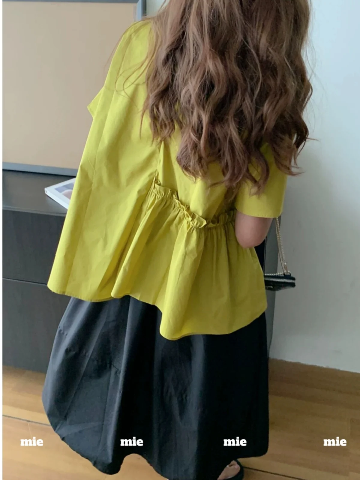 Retro Chic Slimming Short Sleeve Doll Shirt Irregular Ruffle Side Women's Top Casual Style Breathable Skin-friendly Summer Fa...
Retro Chic Slimming Short Sleeve Doll Shirt Irregular Ruffle Side Women's Top Casual Style Breathable Skin-friendly Summer Fa...