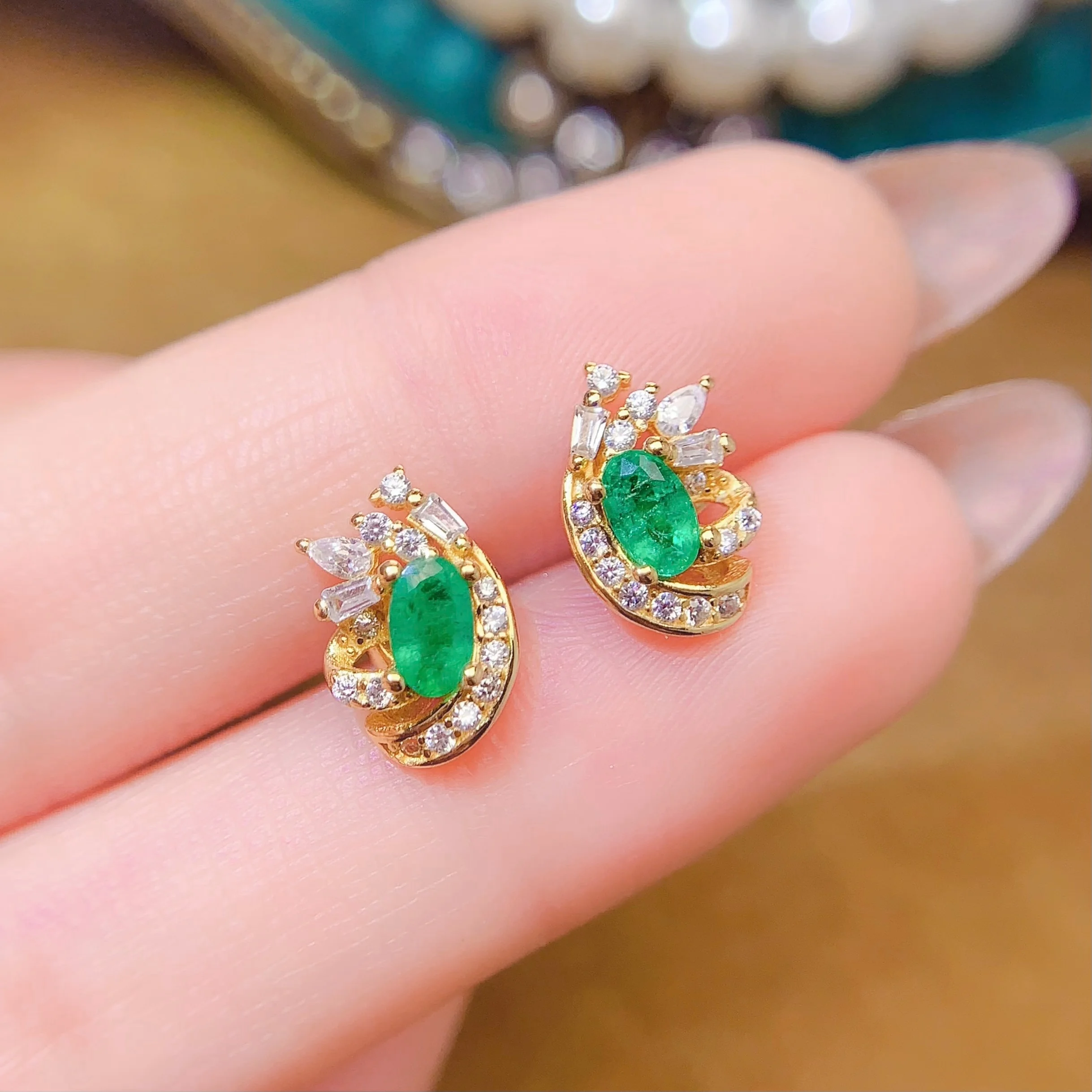 Серьги с натуральным изумрудом 3*5 мм, стерлинговое серебро S925, сертификат, изысканный модный дизайн, свадебные очаровательные украшения для женщин
Серьги с натуральным изумрудом 3*5 мм, стерлинговое серебро S925, сертификат, изысканный модный дизайн, свадебные очаровательные украшения для женщин