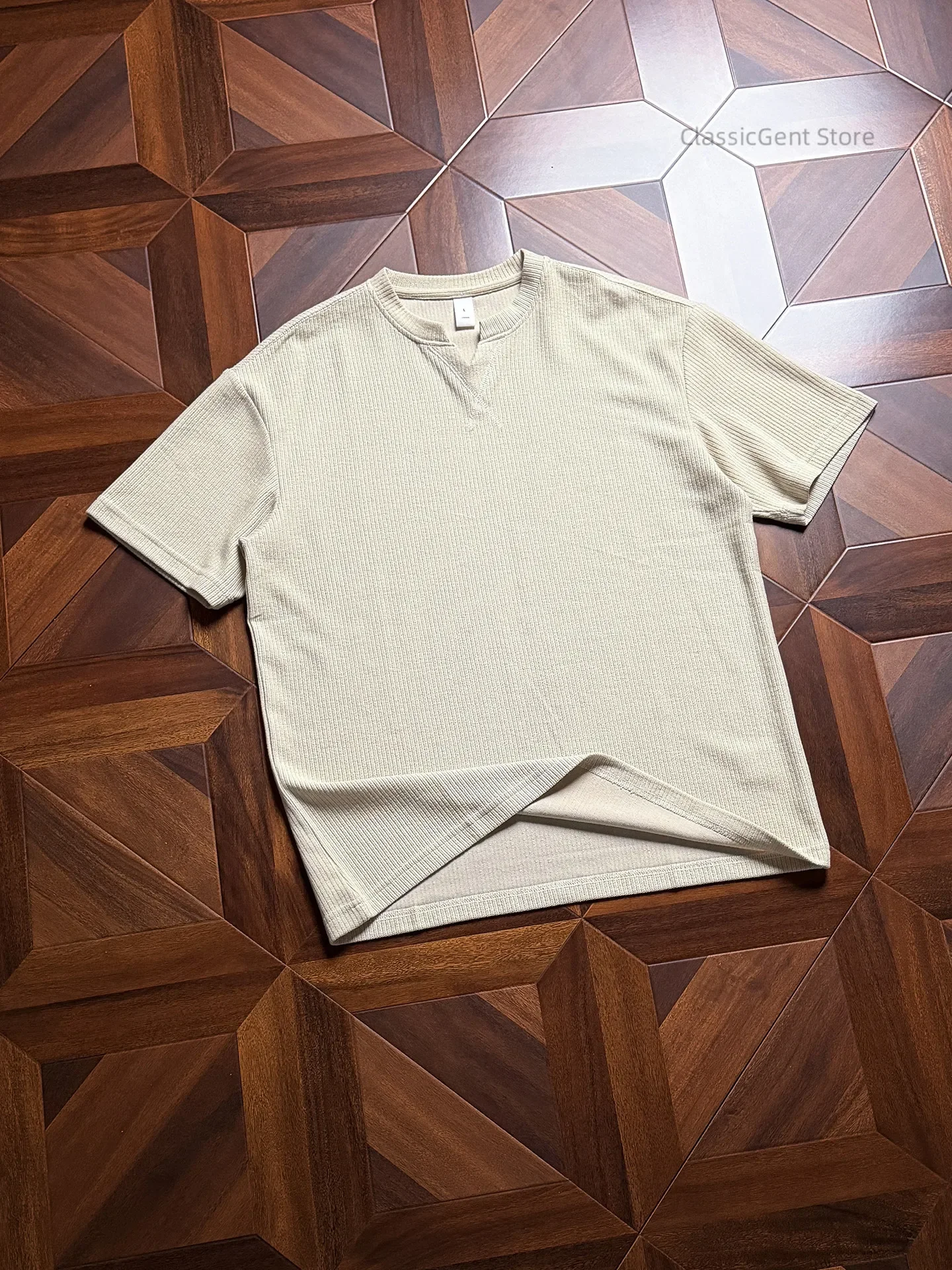 Knitted vertical strip dark pattern small V-neck, breathable and sweaty, not skin-friendly 7.4OZ loose short-sleeved T-shirt
Knitted vertical strip dark pattern small V-neck, breathable and sweaty, not skin-friendly 7.4OZ loose short-sleeved T-shirt
