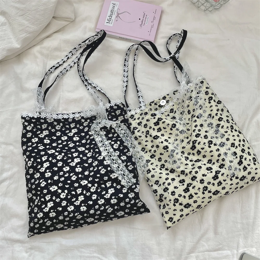 Creative New Stitching Lace Bow One-shoulder Shopping Bag Black Floral Canvas Bag
Creative New Stitching Lace Bow One-shoulder Shopping Bag Black Floral Canvas Bag
