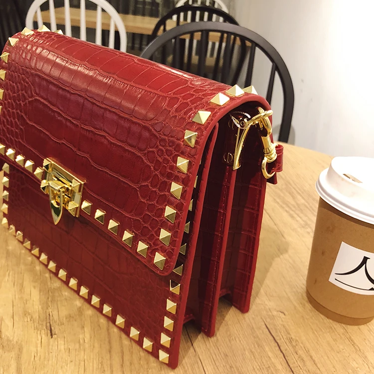 Quality Fashion Rivet Shoulder Bag 2023 New Female Luxury Handbags Vintage Leather Bag for Women with Card Holder and Mirror
Quality Fashion Rivet Shoulder Bag 2023 New Female Luxury Handbags Vintage Leather Bag for Women with Card Holder and Mirror