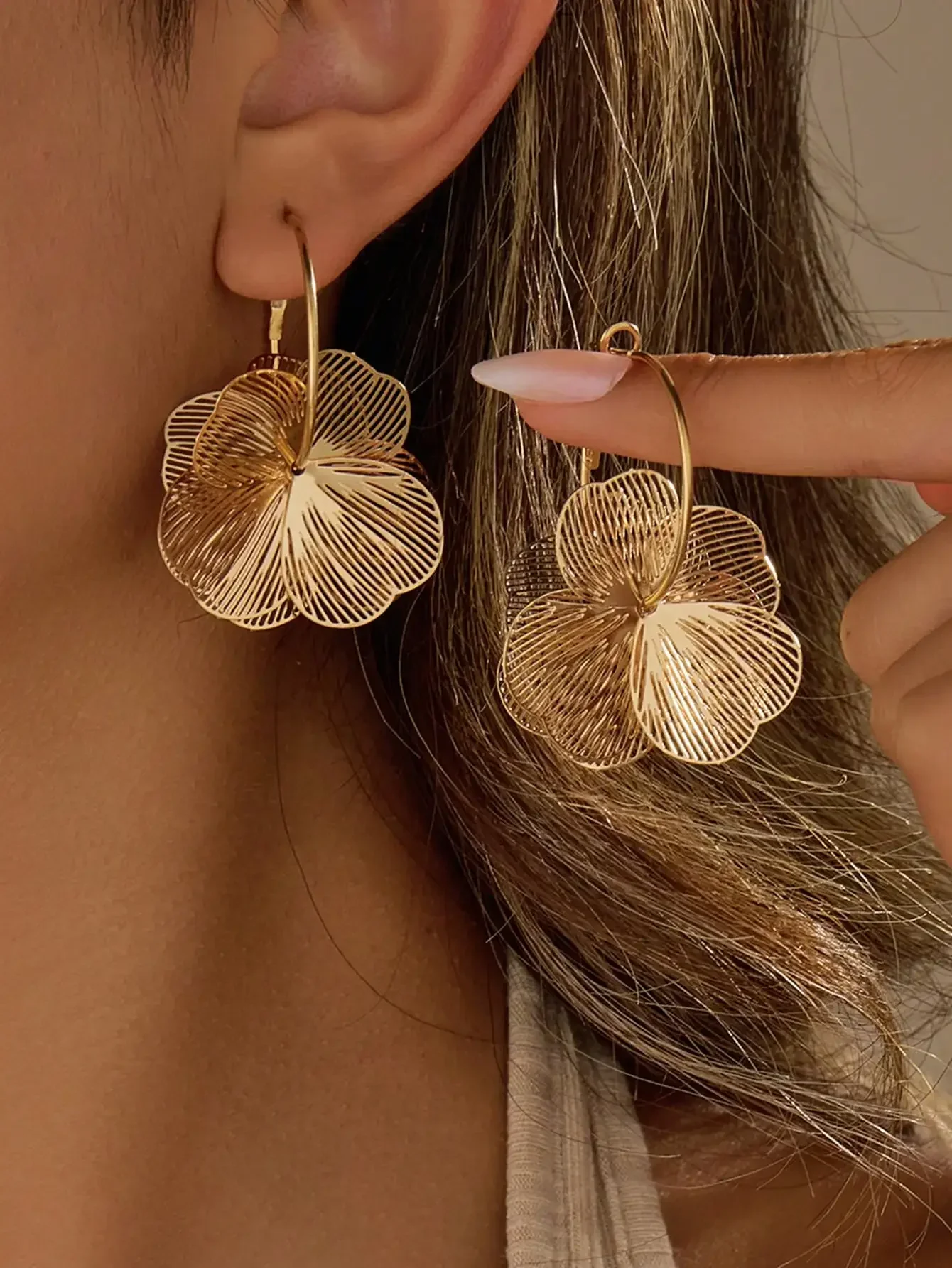 2pcs Elegant Chic Style Gold Flower Stud Earrings, Suitable For Women's Daily, Date, Party, Festival, Gift, Banquet Jewelry
2pcs Elegant Chic Style Gold Flower Stud Earrings, Suitable For Women's Daily, Date, Party, Festival, Gift, Banquet Jewelry