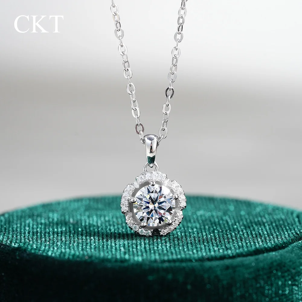 CKT 18k White Gold 1ct Moissanite Diamond Necklace for Women Platinum Pt950 Plum Blossoms Pendant Collarbone Chain Fine Jewelry
CKT 18k White Gold 1ct Moissanite Diamond Necklace for Women Platinum Pt950 Plum Blossoms Pendant Collarbone Chain Fine Jewelry