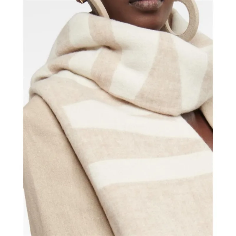 Женский шерстяной шарф на осень и
Женский шерстяной шарф на осень и