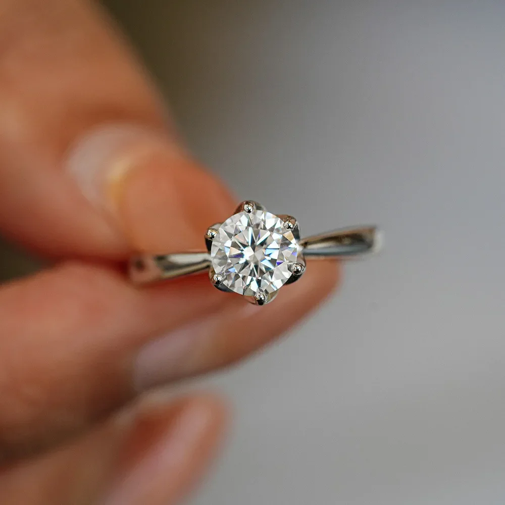 Lumira Eye-catching Classic Six-Prong 1 Carat Moissanite Ring Platinum PT950 Women's Jewelry Birthday Gifts Pass Diamond Test
Lumira Eye-catching Classic Six-Prong 1 Carat Moissanite Ring Platinum PT950 Women's Jewelry Birthday Gifts Pass Diamond Test
