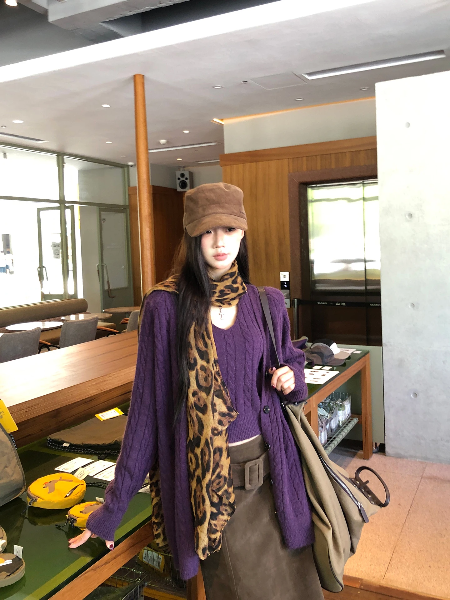 Шелковый шарф Red Celebri Museum с леопардовым принтом, женский новый длинный сетчатый коричневый шарф 2025 года, модный многофункциональный шарф W...
Шелковый шарф Red Celebri Museum с леопардовым принтом, женский новый длинный сетчатый коричневый шарф 2025 года, модный многофункциональный шарф W...