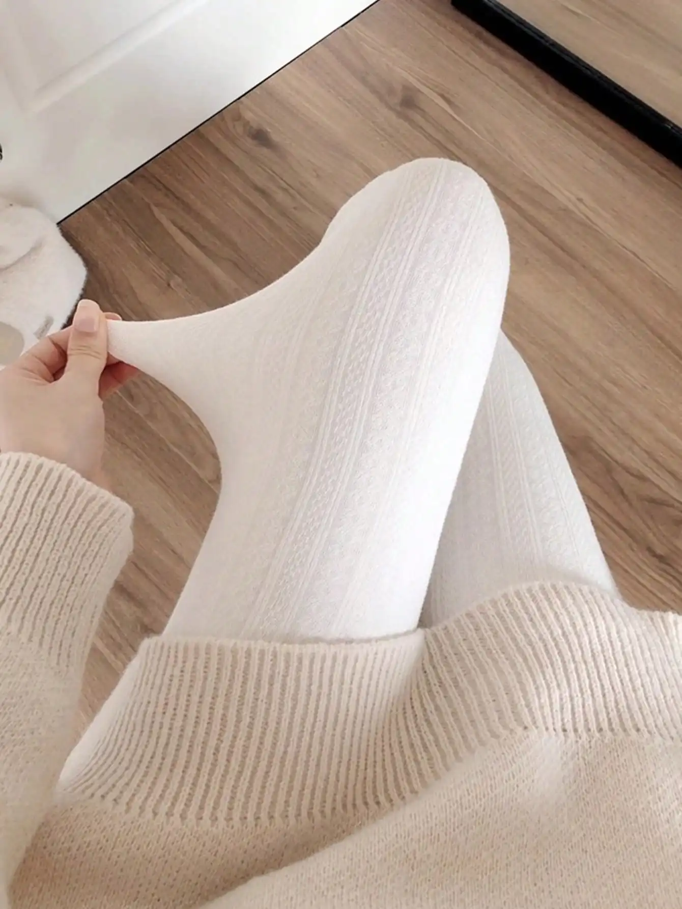 1pc Women's Warm Knee-High Socks, White, Thick Fleece Lining, Cold-Proof & Warm (Suitable For -5°C To 15°C), Comfortable & Warm
1pc Women's Warm Knee-High Socks, White, Thick Fleece Lining, Cold-Proof & Warm (Suitable For -5°C To 15°C), Comfortable & Warm