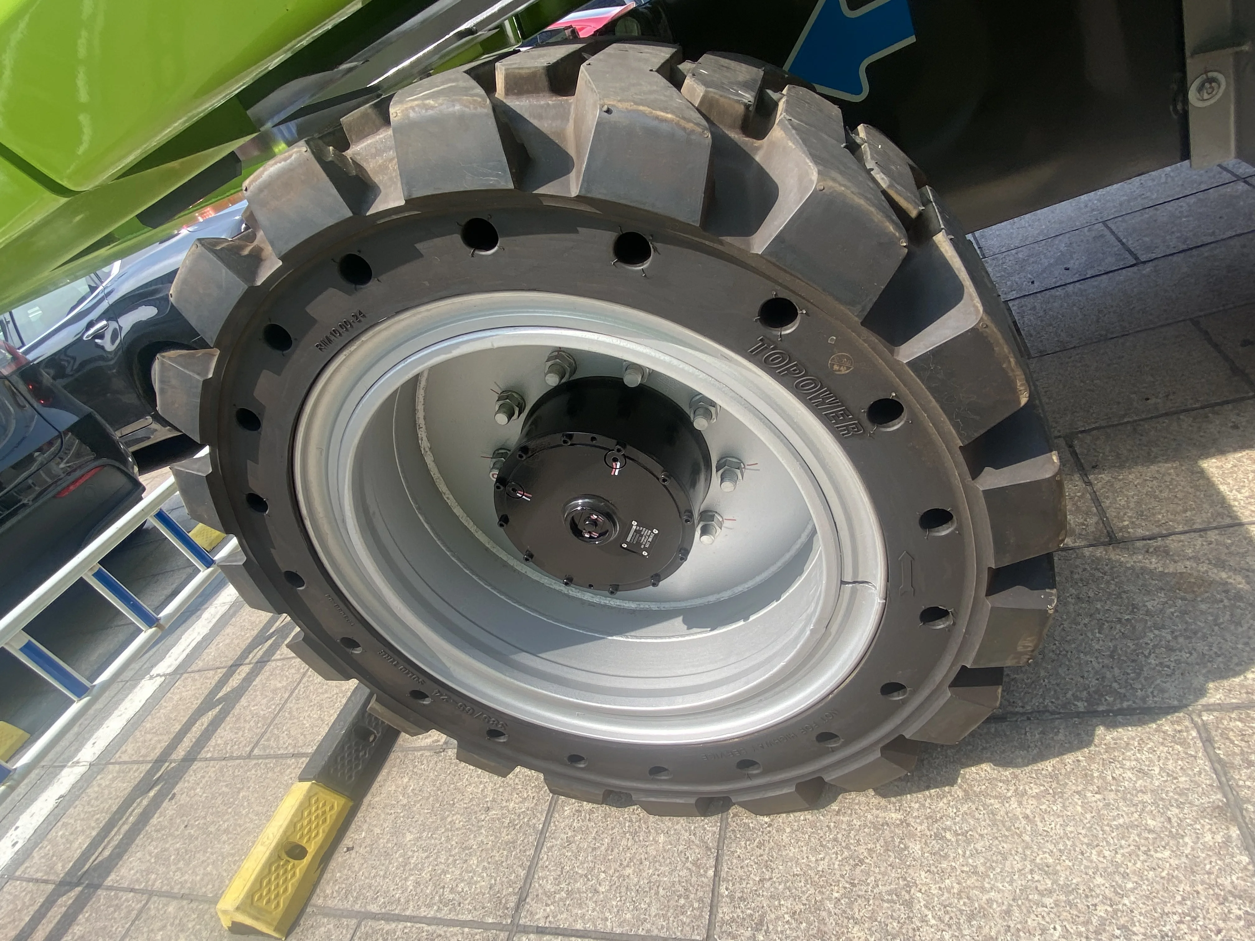 Aerial Lift Solid Tyre Wheel For Genie XCMG Zoomlion Boom Lift Tire Solid Tire With Rims 385/65-24 36x14-20 33x12-20 250-15
Aerial Lift Solid Tyre Wheel For Genie XCMG Zoomlion Boom Lift Tire Solid Tire With Rims 385/65-24 36x14-20 33x12-20 250-15
