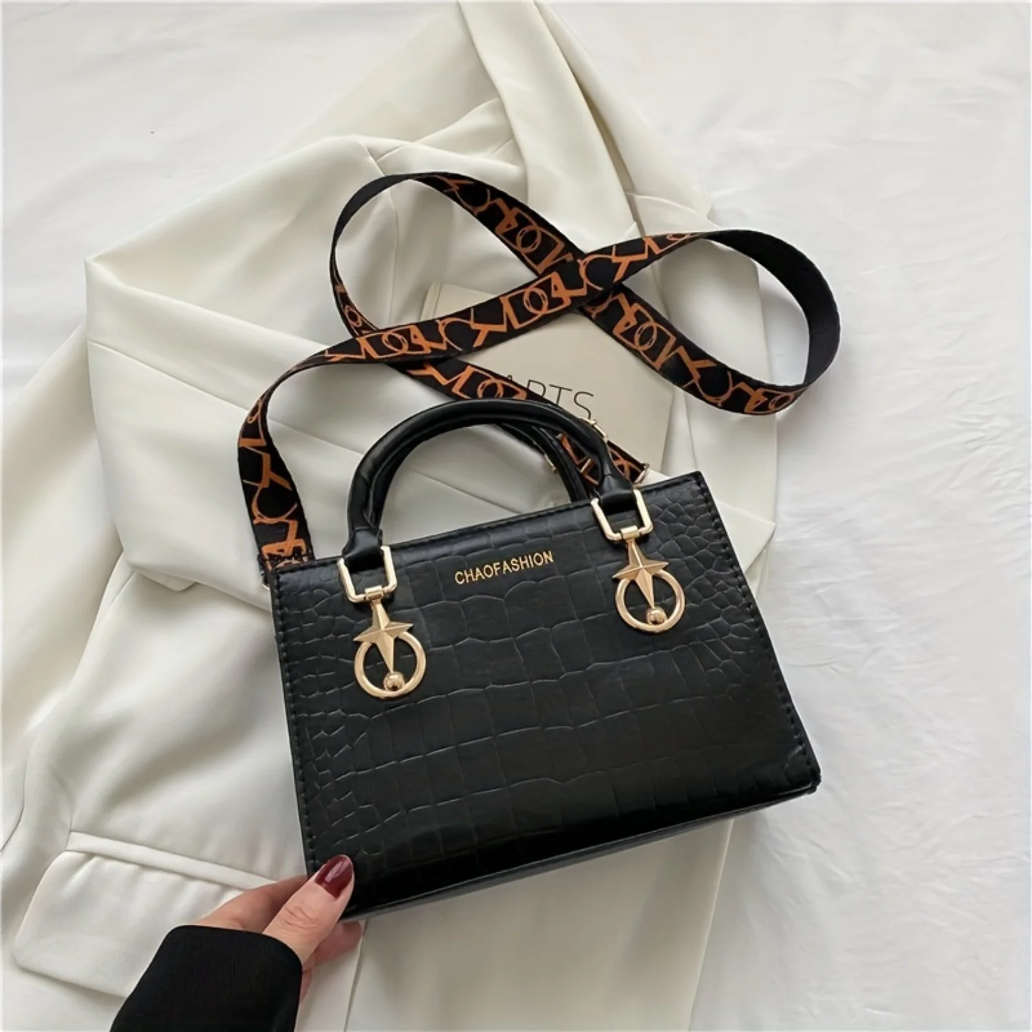 Сумка через плечо с крокодиловым узором, широким ремешком и квадратным кошельком сверху для женщин
Сумка через плечо с крокодиловым узором, широким ремешком и квадратным кошельком сверху для женщин