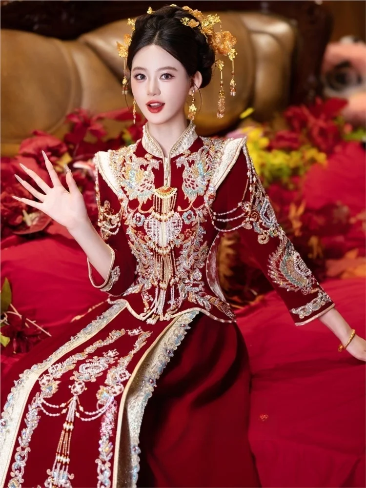 Новое свадебное платье в китайском стиле из плотного бархата, облегающее фигуру и элегантное.
Новое свадебное платье в китайском стиле из плотного бархата, облегающее фигуру и элегантное.