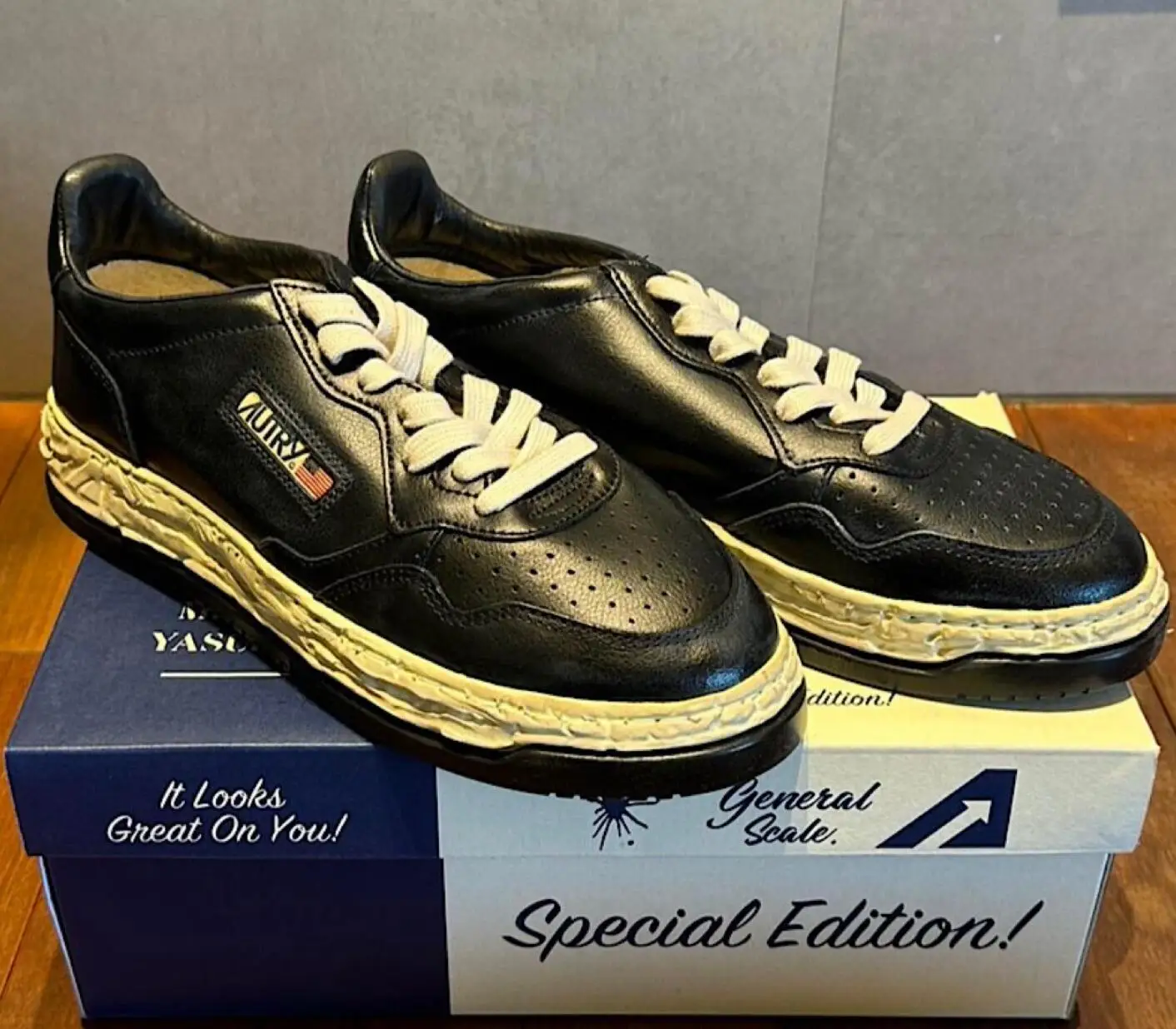 2026 Fashion New AUTRY MEDALIST Men Women Sports Low Top Casual Board Shoes Running Shoes White Shoes Genuine Leather
2026 Fashion New AUTRY MEDALIST Men Women Sports Low Top Casual Board Shoes Running Shoes White Shoes Genuine Leather