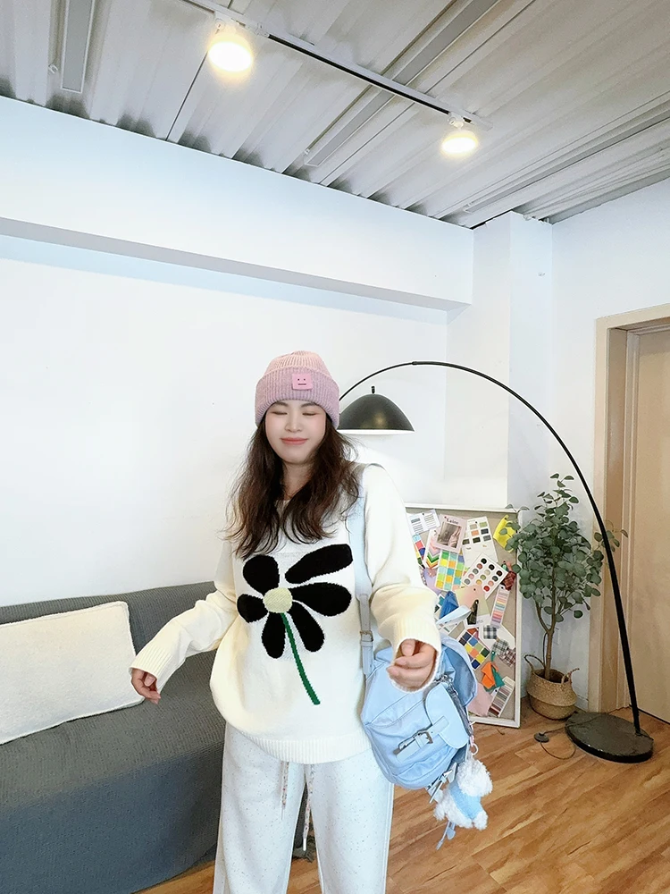 Свободный длинный вязаный свитер Sve round Ne для женщин больших размеров, осень-зима, новый V-образный вырез с цветочным узором, удобный крой
Свободный длинный вязаный свитер Sve round Ne для женщин больших размеров, осень-зима, новый V-образный вырез с цветочным узором, удобный крой